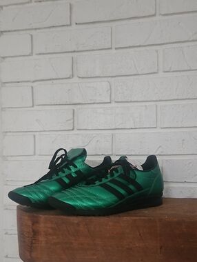 Green Womene  Athletic Sneakers with Black Stripes Size 5.5